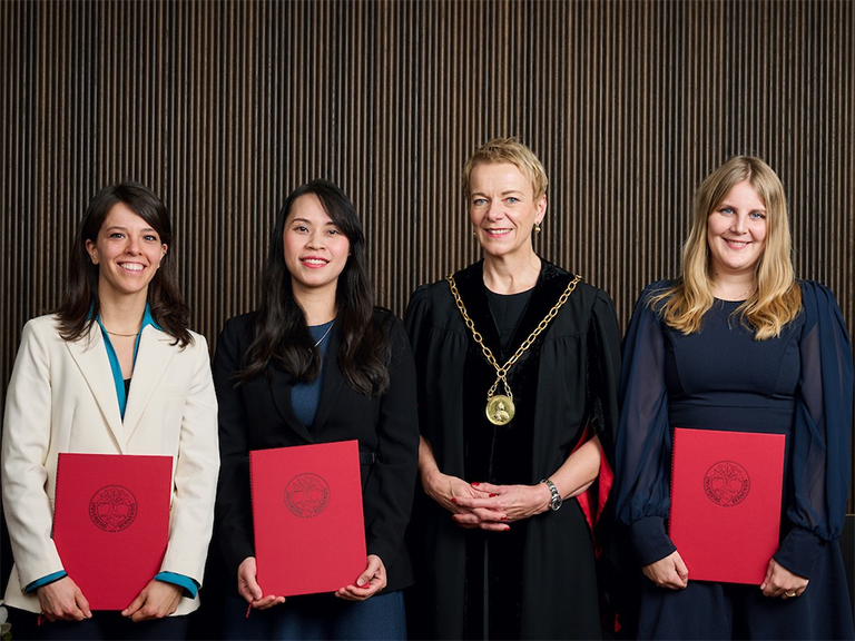 Preisträgerin Benedetta Coppe, Preisträgerin Hang Thi Thuy Gander-Bui, Rektorin der Uni Bern Virginia Richter und Preisträgerin Melanie Scherer